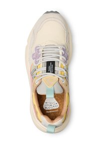 Sneaker color crema con accenti pastello in rosa, giallo e lilla. Presenta materiali testurizzati, lacci prominenti e un'insole in sughero.