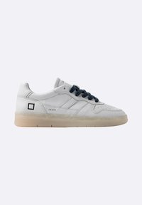 Sneaker in pelle bianca con lacci blu scuro, punta traforata e suola trasparente in gomma. Presenta un dettaglio logo nero sul tallone.