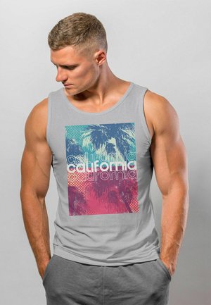 Graues Tanktop mit einem bunten Grafikdesign von Palmen und dem Text "Kalifornien". Der Druck enthält Blau-, Pink- und Grüntöne.