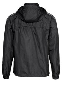 Chaqueta negra, ligera, con capucha, puños elásticos y una textura suave. Diseño simple sin logos ni patrones visibles en la parte trasera.