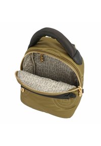 Sac en nylon vert olive avec une poignée supérieure en cuir noir, une fermeture éclair dorée et un intérieur beige à motifs. Dispose d'un compartiment principal spacieux.