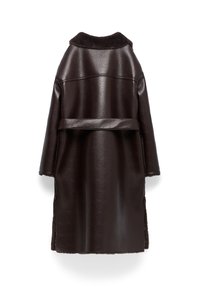 Cappotto in finta pelle marrone con colletto in pelliccia, vestibilità ampia e vita con cintura, dotato di fessure laterali e superficie testurizzata.