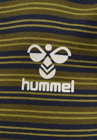 Zielono-granatowy materiał w paski z białym logo przedstawiającym motyla oraz napisem "hummel" poniżej. Teksturowany materiał dzianinowy.