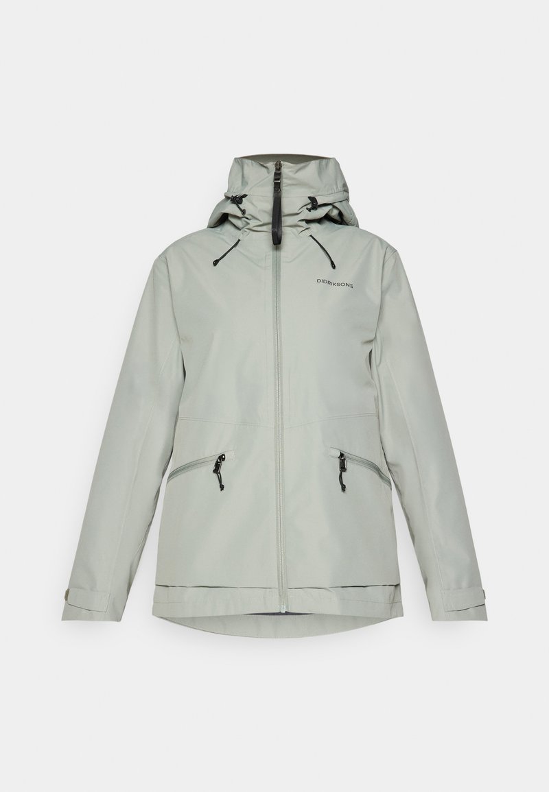 Chaqueta impermeable de color gris claro con cierre frontal con cremallera, capucha ajustable y dos bolsillos laterales. Presenta cuerdas ajustables y detalle del logotipo.