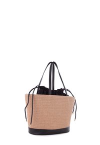 Bolsa de paja tejida con base de cuero negro, cierre de cordón y dos correas de hombro negras. Color beige natural con un acabado texturizado.