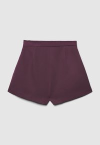 Pantaloni corti da donna a vita alta di colore prugna, con orlo leggermente svasato e senza tasche o motivi visibili, esposti su uno sfondo grigio chiaro.