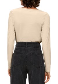 s.Oliver Langarmshirt - sandfarben