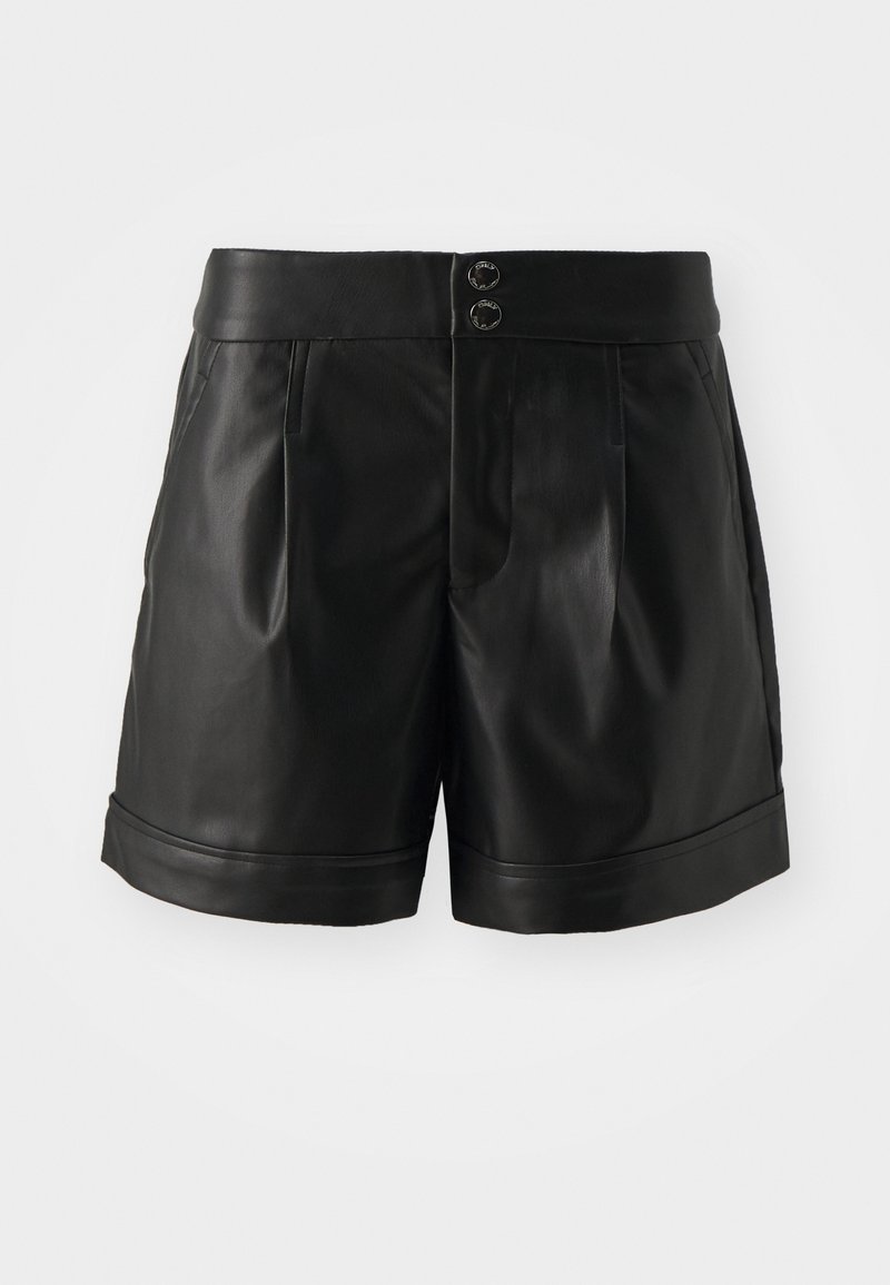 Shorts en simili cuir noir à taille haute, avec plis à l'avant, ourlets retroussés, poches latérales et deux boutons décoratifs à la taille.