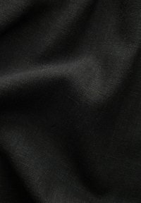 Zwart gestructureerde stof met een gladde, matte afwerking, die een lichte glans en subtiele weefpatronen toont. Ideaal voor verschillende textieltoepassingen.