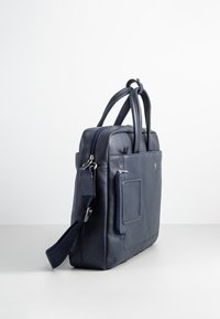 Valigetta in pelle blu navy con finitura testurizzata, due manici superiori, tracolla rimovibile, tasca frontale con zip e un piccolo portadocumenti laterale.