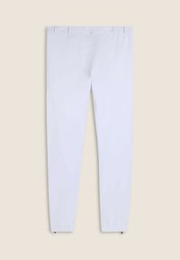 Pantalones blancos de corte entallado hechos de tela suave con cintura elástica. Presentan puños en los tobillos y un diseño minimalista sin patrones visibles.