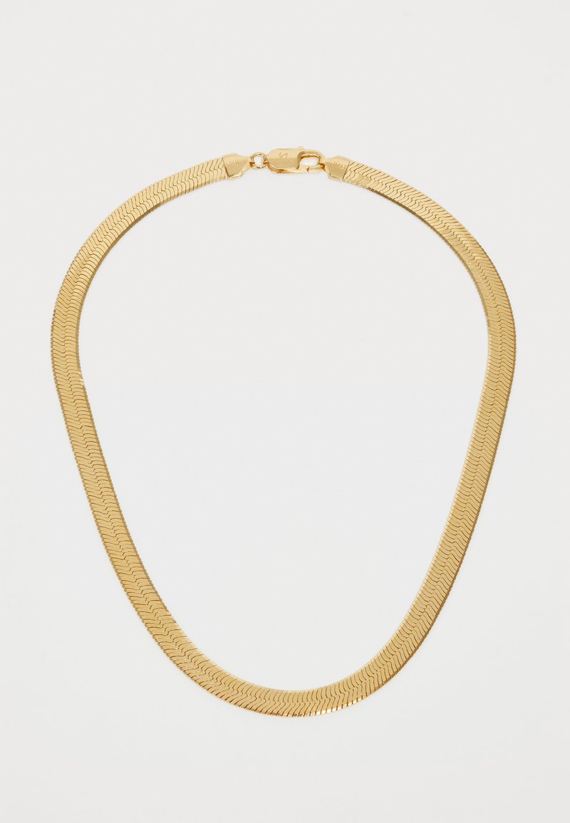 Guldfarvet halskæde med et fladt, fiskebensdesign. Glat struktur, ovale kædelinks og en sikker lås bagpå.