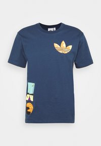 Tmavě modré tričko s oranžovým maskáčovým logem Adidas na hrudi a abstraktním barevným grafikem v blízkosti spodní levé strany.