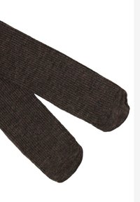 Bruna ribbade strumpor med en mjuk textur och rund tå. Materialet verkar tjockt och varmt, perfekt för kallt väder.