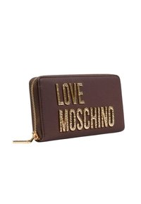 Portafoglio marrone con zip di Love Moschino, caratterizzato da lettere in rilievo color oro. Texture liscia, forma rettangolare e accenti in metallo dorato.