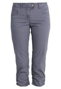 Grijze cropped broek met knoopsluiting, voorzien van zijzakken en gerimpelde zomen, gemaakt van lichtgewicht stof met een gladde textuur.