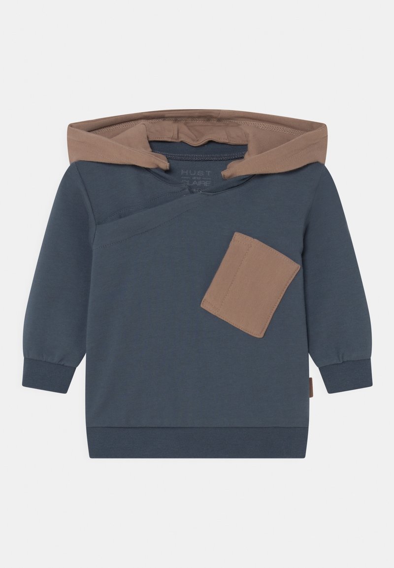 Sweat-shirt à capuche bleu marine en tissu doux, avec une capuche de couleur marron et une poche plaquée en biais sur le devant. Poignets et ourlet côtelés.