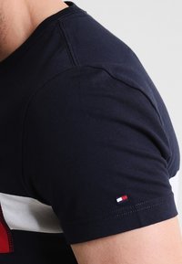 Tommy Hilfiger Triko s potiskem - dark blue