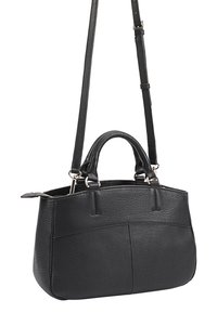 Zwarte leren handtas met een gestructureerde afwerking. Voorzien van twee korte handvaten, een afneembare schouderriem en een ritssluiting aan de bovenkant.