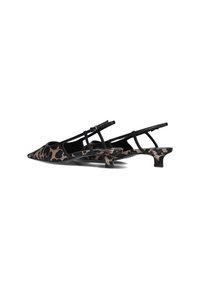 Slingback hakken met luipaardprint, puntige neus, zwarte banden en lage kittenhak. Het materiaal lijkt glad met een gestructureerde afwerking.