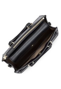 Borsa a tracolla nera in pelle con finitura testurizzata, zip dorata, doppio manico e un ampio interno foderato in tessuto chiaro.