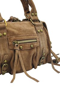 Sac à main en suède marron avec quincaillerie en laiton, poche zippée, accents à franges et doubles poignées. Texture douce avec un design plissé.