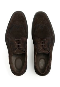 Braune Wildlederschuhe mit einer Wingtips-Design, strukturierten Oberflächen, Schnürverschluss und einem glatten Innenfinish. Innen mit subtiler Markenkennzeichnung.