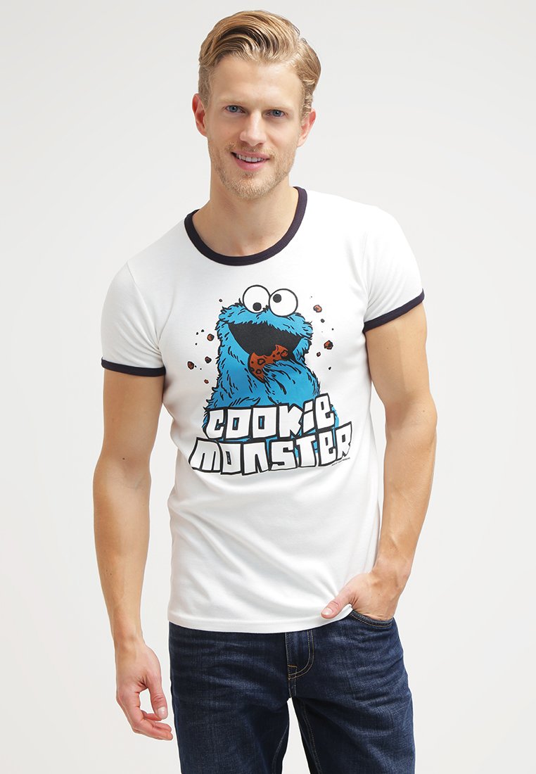 Weißes Baumwoll-T-Shirt mit navyfarbenem, geripptem Kragen und Ärmeln, das ein blaues Cookie Monster-Logo zeigt, das einen Keks hält, sowie dem fetten Text "COOKIE MONSTER".