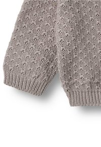 Hellgrauer Strickpulli mit einem strukturierten Muster, gerippten Bündchen und Saum. Das Garn zeigt eine leicht variierende Dicke.