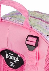 Zaino rosa con un pannello superiore di paillettes, hardware nero e tasche laterali in rete. Presenta un logo del marchio sul davanti per l'identificazione.