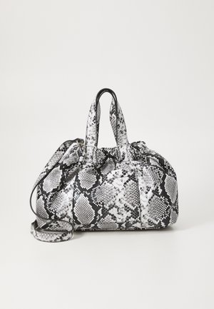 Melnbalts čūsku ādas raksta rokas soma ar divām rokturiem, saites aizvērtu un noņemamu plecu jostu. Gluda virsma.