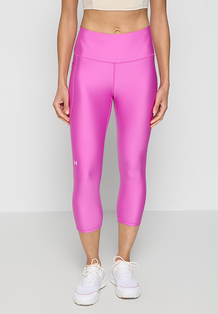 Leggings capri rosa realizzati in tessuto elasticizzato, con una vita alta e una texture liscia, con un piccolo logo bianco sul lato sinistro.