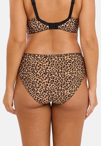 Bas de bikini à imprimé léopard avec une taille haute. Présente une texture lisse et mate, ainsi que des accents élastiques noirs le long de la taille.