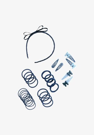 Sammlung blauer Haaraccessoires, darunter ein Haarreif mit Schleife, verschiedene Haargummis und mehrere Haarklammern mit Schleifen und Mustern.