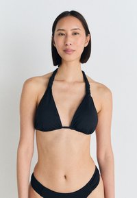 Svart bikinitopp med trekantdesign, halterneck-fest og rynkede kanter. Glatt tekstur med minimale hardware-detaljer.
