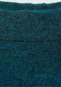 Tessuto di maglione lavorato a maglia in un ricco color teal, caratterizzato da una consistenza morbida e testurizzata con sottili variazioni di tonalità e densità.