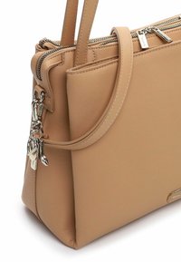 Borsa in pelle color cuoio dalla forma strutturata, con chiusura a zip, ferrature argentate e un piccolo ciondolo attaccato.