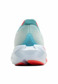 Scarpa sportiva di colore azzurro chiaro con una tomaia in rete testurizzata, dettagli rossi e una suola bianca imbottita con un leggero tacco e grip in gomma.