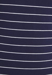 Laivastonsininen kangas, jossa vaakasuoria valkoisia raitoja; pehmeä rakenne; tasaisesti sijoitetut raidat kulkevat materiaalin poikki.