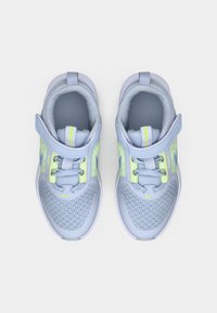 Světlo modré sportovní boty s prodyšným svrškem, žlutozelenými akcenty, nastavitelným páskem a polstrovaným límcem. Vybaveny texturovanou podrážkou pro lepší přilnavost.