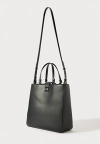 Czarna skórzana torebka o zdefiniowanym kształcie, z podwójnymi uchwytami u góry i odpinanym paskiem na ramię. Gładka tekstura z minimalnymi ozdobami metalowymi.