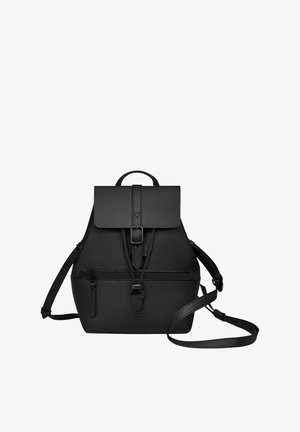 Musta nahkareppu, jossa on etuläppä, solkilukitus, säädettävät olkahihnat ja vetoketjullinen tasku pohjassa. Sujuva pinta.