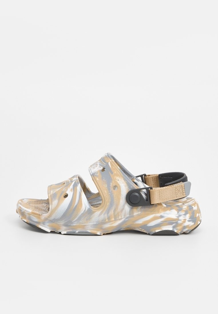 Sandale beige et grise marbrée à bout ouvert avec deux brides et une bride arrière réglable noire et beige sur fond blanc.