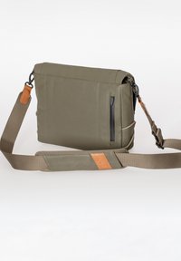 Borsa a tracolla verde oliva con superficie texturizzata, dettagli in pelle marrone, tracolla regolabile e tasca esterna con zip.