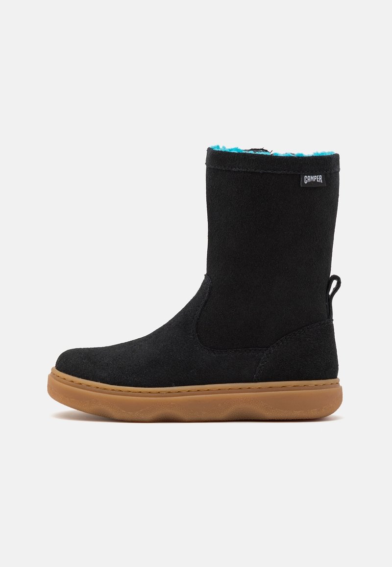 Czarny zamszowy botek za kostkę z miękką, miękką podszewką w kolorze niebieskozielonym, gumową podeszwą oraz pętelką z tyłu ułatwiającą zakładanie. Charakteryzuje się minimalistycznym przeszyciem.