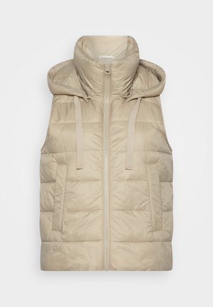 Beige doorgestikte mouwloze gewatteerde bodywarmer met ritssluiting aan de voorkant, hoge kraag, vastzittende capuchon en twee verticale zakken op een witte achtergrond.