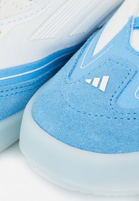 adidas Performance F50 FREESTYLE 24 MESSI - Botines de fútbol sala - white/gold/blue burst