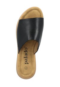 Sandalo a scivolo in pelle nera con una fascia ampia, soletta beige testurizzata e dettagli di cucitura sottili. La suola marrone chiaro completa il design.