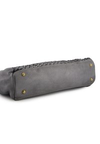 Grijze leren tas met een geweven bovenkant, messing hardware accenten en een gladde textuur. Beschikt over een platte, rechthoekige basis voor stabiliteit.