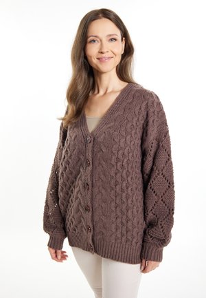 Brauner Strickcardigan mit V-Ausschnitt, Knöpfen vorne und Kabelstrickdesign. Übergröße Ärmel mit rautenförmigen Akzenten.